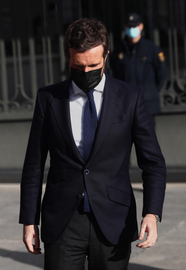 El presidente del Partido Popular, Pablo Casado. a su llegada a la firma contra la 'Ley Celaá', en la mesa instalada por el PP de Madrid en las inmediaciones del Congreso de los Diputados, en Madrid (España), a 19 de noviembre de 2020.