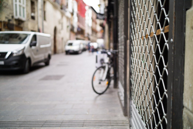Cierre de un local en la Calle Cuchillería de Vitoria