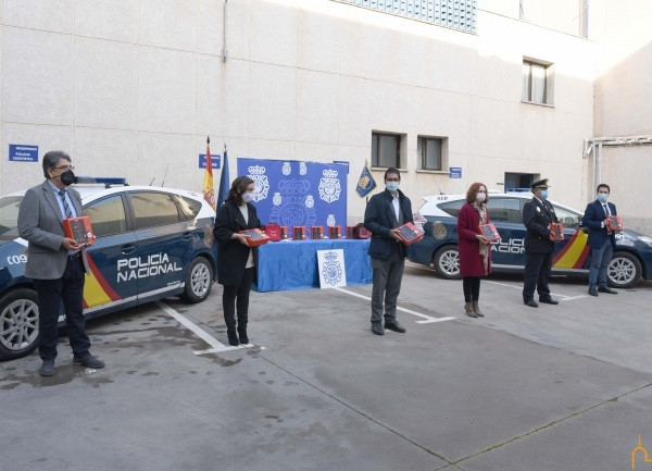 La Diputación posibilita que Ciudad Real sea la primera provincia de España en dotar a los coches de la Policía Nacional con desfibrilador.