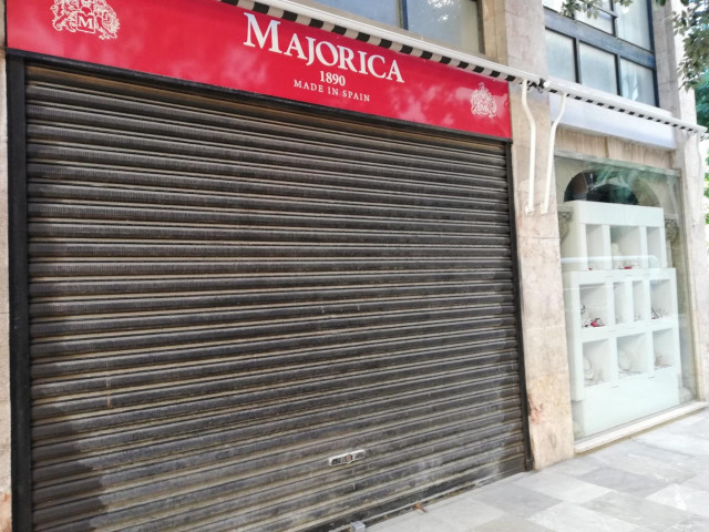 La tienda de Majorica en la calle Palau Reial de Palma, cerca de la catedral, con la persiana bajada.