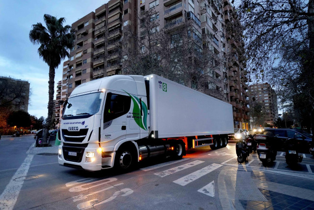 CAMION A GAS DESCARGANDO EN EL C2199 PLAZA DE LA MEZQUITA EN VALENCIA.
