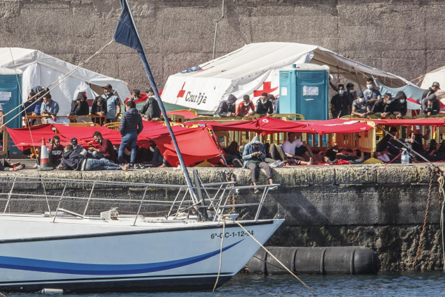 Varios inmigrantes en el Muelle de Arguineguín, en Gran Canaria,