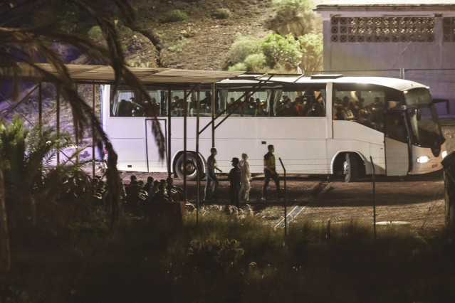 Varios inmigrantes llegan a Barranco Seco, donde se ha habilitado una instalación militar para la acogida., en Gran Canaria, Canarias (España), a 18 de noviembre de 2020. Más de 2.300 migrantes permanecen hacinados en el muelle  de Arguineguín tras pernoc