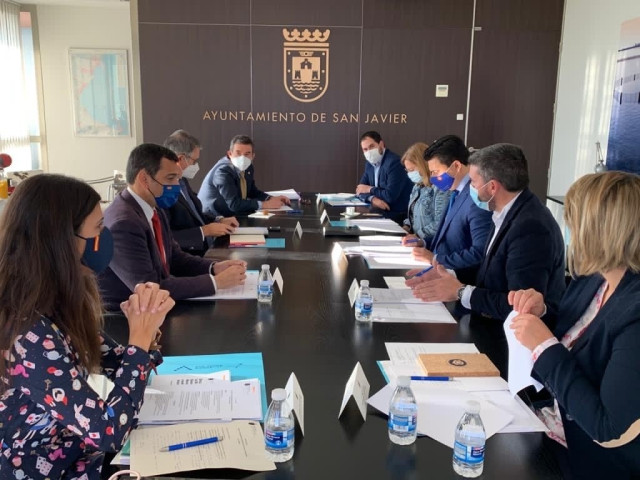 Los consejeros Antonio Luengo y José Ramón Diez de Revenga  en el foro de coordinación inter administrativo del Mar Menor