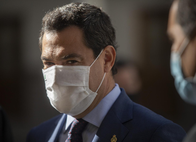 El presidente de la Junta, Juanma Moreno, antes de la sesión de control al gobierno con preguntas al presidente en el pleno del Parlamento de Andalucía. En Sevilla (Andalucía, España), a 19 de noviembre de 2020.