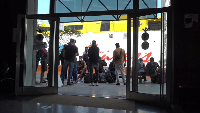 Un grupo de inmigrantes espera a tomar un barco en la terminal de ferry de Santa Cruz de Tenerife, en Santa Cruz de Tenerife (España), a 19 de noviembre de 2020.