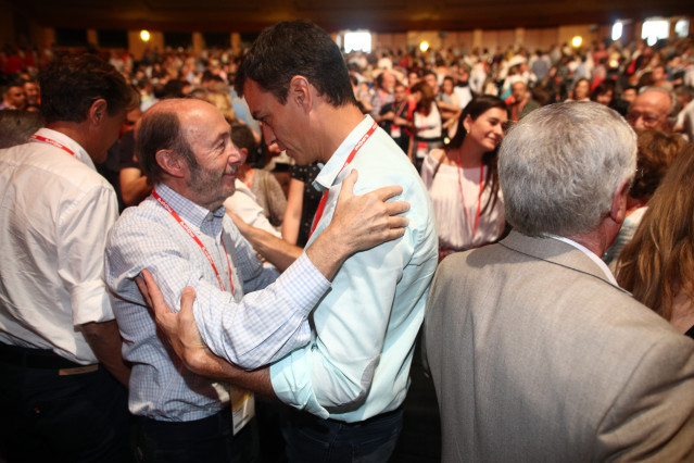 Pedro Sánchez y Alfredo Pérez Rubalcaba durante el Congreso del PSOE