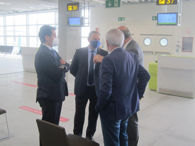 El ministro de Movilidad, José Luis Ábalos, junto al presidente del Cabildo de Tenerife, Pedro Martín, el delegado del Gobierno en Canarias, Anselmo Pestana y el consejero de Obras Públicas, Sebastián Franquis, en una visita al aeropuerto Tenerife Sur