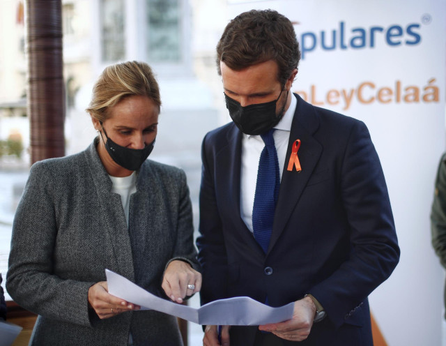 La senadora del PP por Madrid Ana Camins y el presidente del  Pablo Casado, durante firma contra la 'Ley Celaá', en la mesa instalada por el PP de Madrid en las inmediaciones del Congreso. en Madrid (España), a 19 de noviembre de 2020.