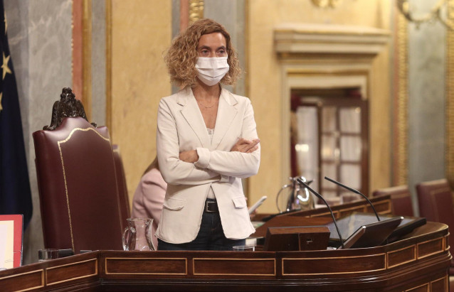 La presidenta del Congreso de los Diputados, Meritxell Batet, se pone en pie en el Congreso