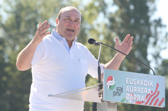 El presidente del EBB del PNV, Andoni Ortuzar, interviene en un acto de celebración de  'Alderdi Eguna'