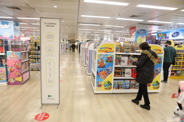 Una persona observa los juguetes colocados en las estanterías de las instalaciones del Corte Inglés Preciados, en Madrid