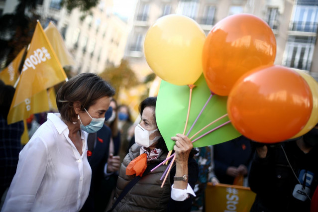La portavoz del Grupo Popular en el Congreso, Cuca Gamarra, en una manifestación contra la Ley Celaá en el Congreso, el día de su aprobación, en Madrid (España), a 19 de noviembre de 2020.