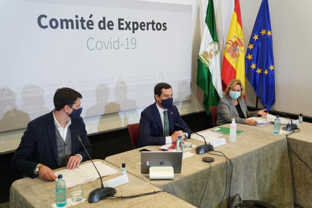 El presidente de la Junta de Andalucía, Juanma Moreno (en el centro), preside en el Palacio de San Telmo la reunión del comité de expertos para decidir nuevas medidas para frenar la pandemia del coronavirus