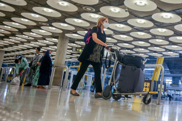 Una pasajera camina por las instalaciones de la T4 del Aeropuerto Adolfo Suárez Madrid-Barajas