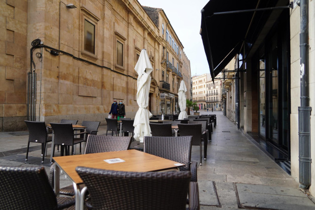 Terraza de un bar vacía en Salamanca, Castilla y León (España)