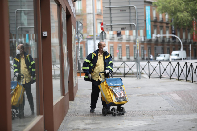 Un trabajador de Correos durante su jornada laboral