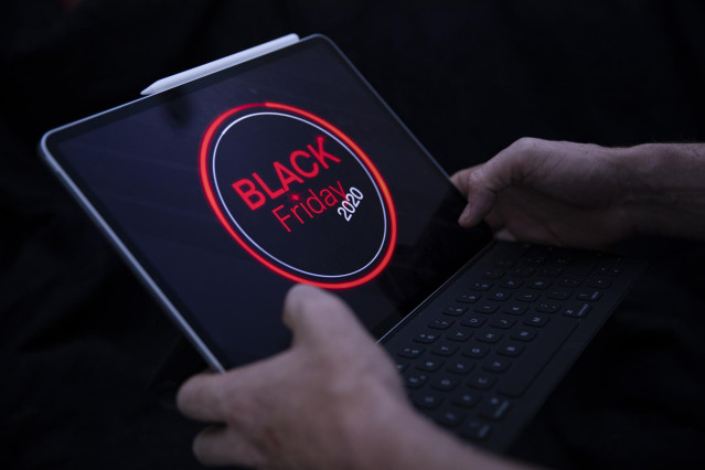 Cartel publicitario del Black Friday en ventas online. En Sevilla (Andalucía, España), a 20 de noviembre de 2020.