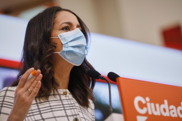 La presidenta de Ciudadanos, Inés Arrimadas, interviene en una rueda de prensa en la sede del partido