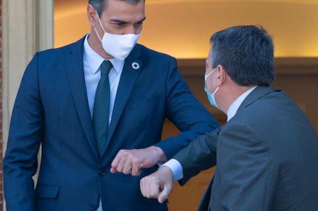 El presidente del Gobierno, Pedro Sánchez (i) y el portavoz del PNV en el Congreso, Aitor Esteban (d), se saludan con el codo antes de mantener una reunión en el Palacio de la Moncloa, en Madrid (España), a 3 de septiembre de 2020.