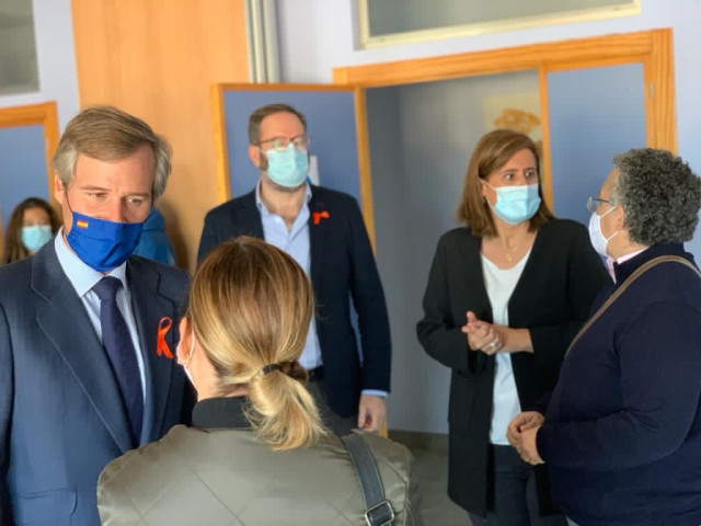 El vicesecretario de Política Territorial del PP, Antonio González Terol, en su visita a colegios de Baena, con representantes del PP.