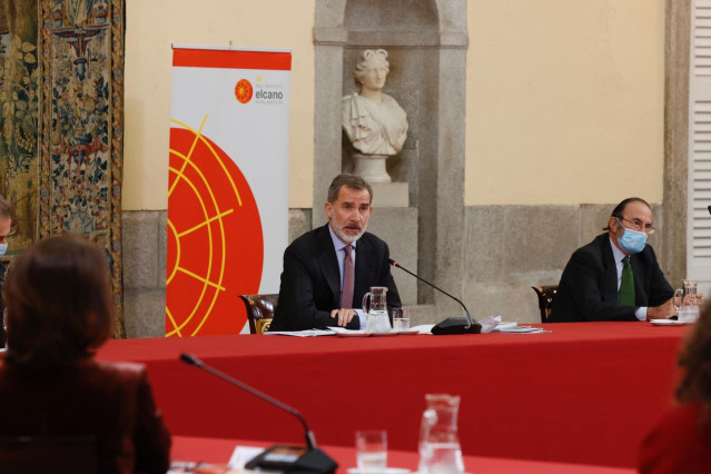 El Rey Felipe en la reunión del Consejo Científico del Real Instituto Elcano de Estudios Internacionales y Estratégicos, junto al presidente de éste, Emilio Lamo de Espinosa, en el Palacio Real de El Pardo, en Madrid (España), a 23 de noviembre de 2020.