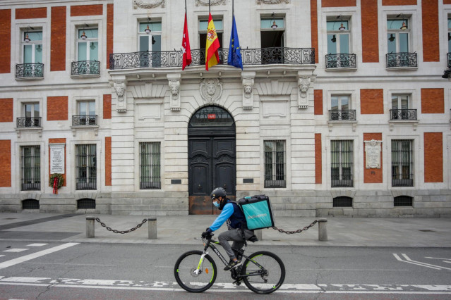 Un 'rider' de Deliveroo circula por la Puerta del Sol, en Madrid (España) a 19 de abril de 2020.