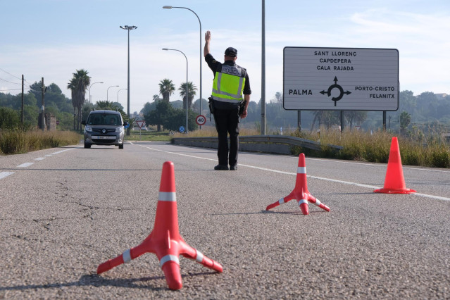 Un agente de la Policía Nacional realiza controles de movilidad a la entrada de la localidad de Manacor.