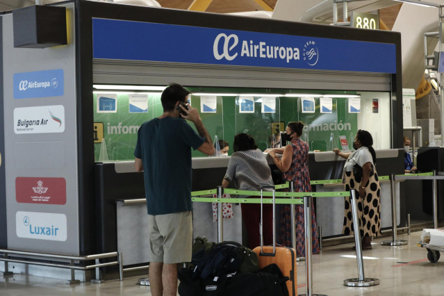 Pasajeros en la ventanilla de Air Europa en la Terminal T4 del aeropuerto Adolfo Suárez Madrid-Barajas.