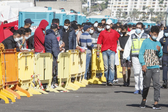 Varios inmigrantes hacen cola en el Muelle de Arguineguín, en Gran Canaria, Canarias (España), a 18 de noviembre de 2020.