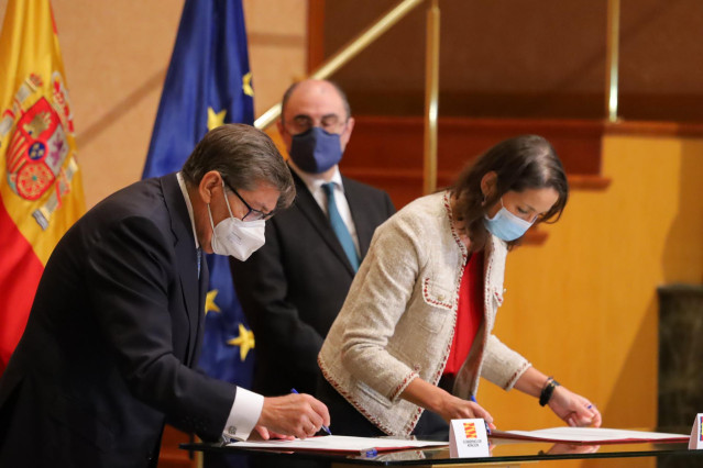 La ministra de Industria, Comercio y Turismo, Reyes Maroto (i), el presidente de Aragón, Javier Lambán (centro), y el consejero de Industria, Arturo Aliagal (d), en la Mesa de la Automoción.