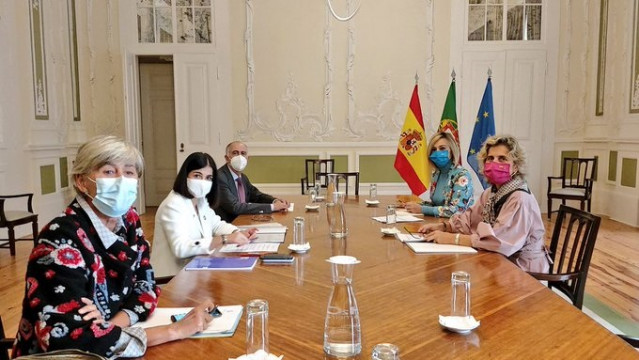 La ministra de Política Territorial y Función Pública, Carolina Darias, en una reunión con el Gobierno portugués.