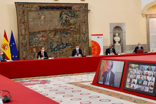 (2D-I) Pedro Duque, ministro de Ciencia e Innovación, don Felipe y Emilio Lamo de Espinosa, presidente del Real Instituto Elcano, durante la reunión del Consejo Científico del Real Instituto Elcano de Estudios Internacionales y Estratégicos en el Palacio