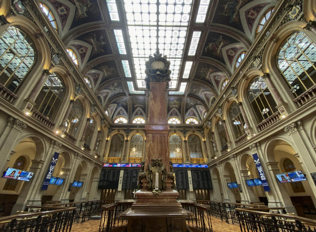 Columna central en el interior del Palacio de la Bolsa de Madrid (España),