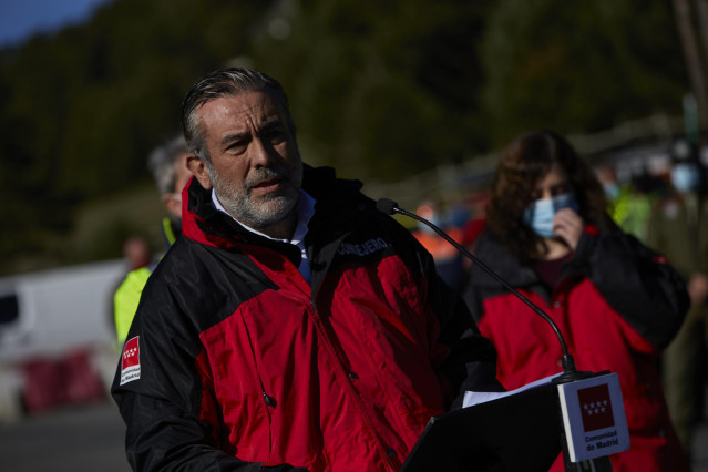 El consejero de Justicia, Interior y Víctimas de la Comunidad de Madrid, Enrique López, durante la presentación del Plan de Inclemencias Invernales 2020-2021, en el Puerto de Cotos, Rascafría, Madrid (España), a 23 de noviembre de 2020. El plan integra in