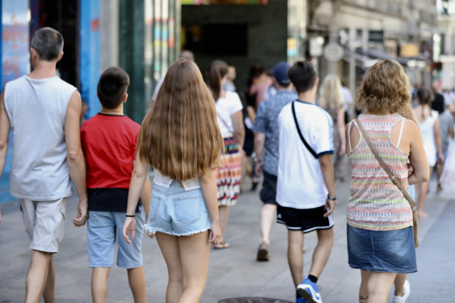 Jóvenes paseando por Madrid