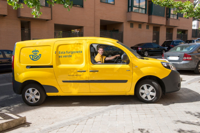 Flota eléctrica de Correos. La empresa llama a reflexionar en plena campaña del Black Friday sobre el uso de los envíos urgentes y apuesta por fomentar otras fórmulas más responsables con el medio ambiente, consumir lo necesario y apostar por lo local.