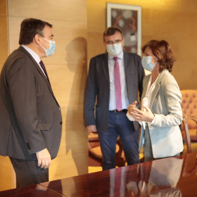 La vicepresidenta Carmen Calvo y el secretario de Estado de Relaciones con las Cortes, José Antonio Montilla, en una reunión en el Congreso