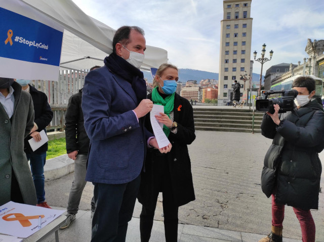El presidente del PP vasco, Carlos Iturgaiz, y la presidenta de los populares en Bizkaia, Raque González, recogen firmas contra la Ley Celaá