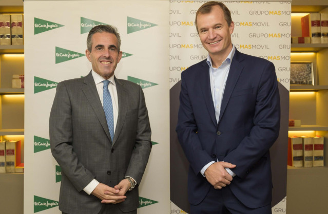 El consejero delegado de El Corte Inglés, Víctor del Pozo, y el consejero delegado de Grupo MasMovil, Meinrad Spenger, firman acuerdo estratégico