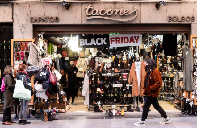 Cartel de descuentos por ‘Black Friday’ en un comercio de una céntrica calle de Madrid (España)