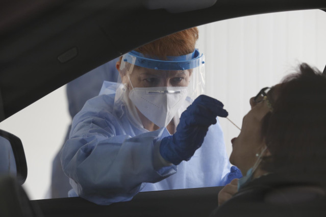 La enfermera Fátima Montero Embil realiza test PCR para la detección del COVID-19 en el 