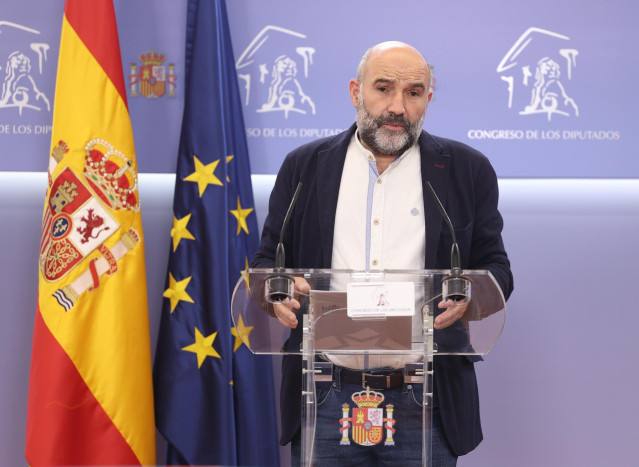 El portavoz del BNG en el Congreso, Néstor Rego, interviene durante una rueda de prensa en el Congreso