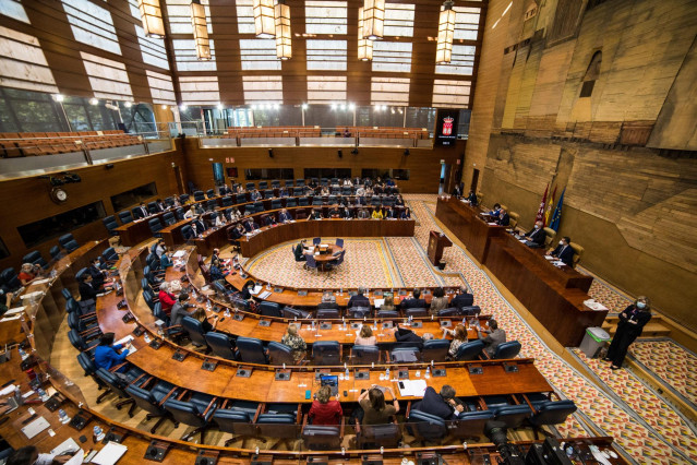 Vista general de una sesión plenaria en la Asamblea de Madrid (España), a 8 de octubre de 2020. Este pleno está marcado, entre otras cuestiones, por el debate de la reprobación de la gestión del comienzo del curso 2020/2021 llevada a cabo por el consejero