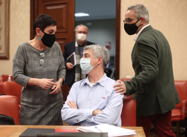 (I-D) La portavoz de EH-Bildu en el Congreso, Mertxe Aizpurua; el diputado de EH Bildu, Oskar Matute; y el portavoz de Esquerra Republicana el Congreso de los Diputados, Joan Margall; minutos antes de que de comienzo la comisión de Presupuestos del Congre