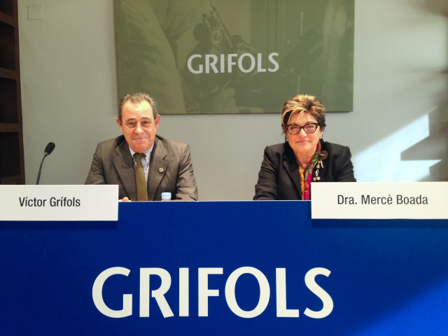 La directora médica de la Fundación Ace, Mercè Boada, y el presidente de Grifols, Víctor Grifols