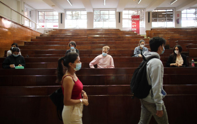 Varios alumnos se colocan para realizar los exámenes de la EvAU programados en el aula de examen de la Facultad de Derecho de la Universidad Complutense, Ciudad Universitaria, en Madrid (España), a 8 de septiembre de 2020.