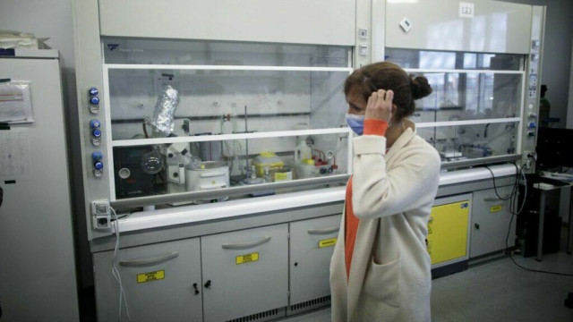 La portavoz regional de Más Madrid, Mónica García, visita el Instituto Madrileño de Desarrollo de Estudios Avanzados de Nanociencia