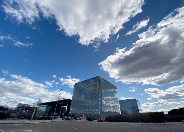 Edificio donde se encuentra la sede de Telefónica ubicada en Ronda de la comunicación, Madrid (España)