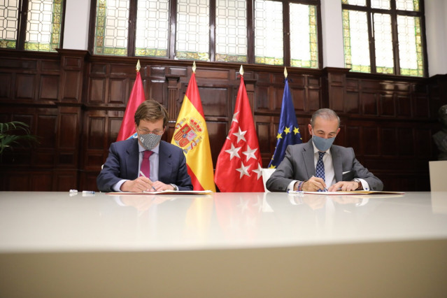 El alcalde de Madrid, José Luis Martínez-Almeida, firma un convenio de colaboración público-privada para la remodelación del entorno del Edificio España
